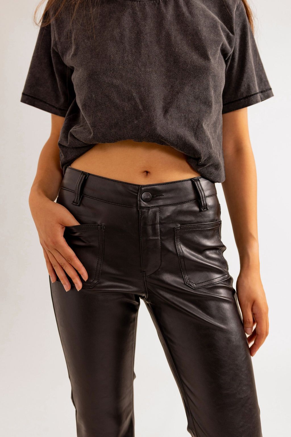 Jean bootcut noir effet cuir BELLA-P femme, BLACK, taille 25, porté par Pauline (1m65) – photo 6