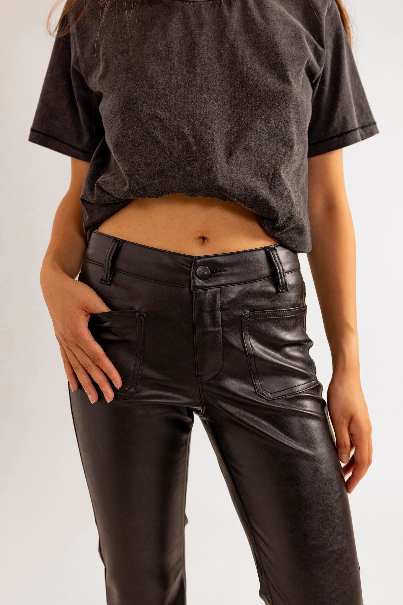 Jean bootcut noir effet cuir BELLA-P femme, BLACK, taille 25, porté par Pauline (1m65) – photo 6