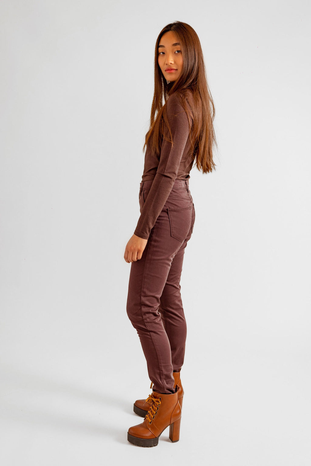 Pantalon chino marron SHARONE femme, CHOCO, taille 25, porté par Pauline (1m65) – photo 2