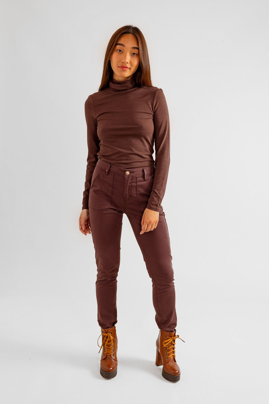Pantalon chino marron SHARONE femme, CHOCO, taille 25, porté par Pauline (1m65) – photo 5