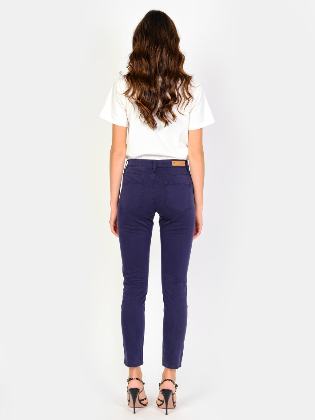 Pantalon chino bleu marine SHARONE femme, NAVY, taille 25, porté par Amanda (1m76) – photo 4