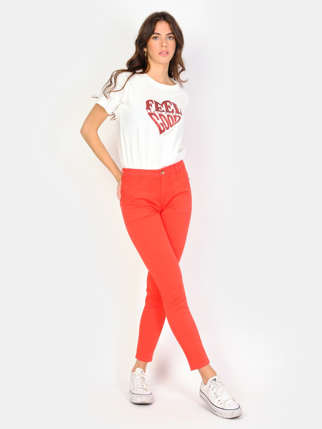 Pantalon chino rouge SHARONE femme, RED, taille 25, porté par Amanda (1m76) (F.A.M. JEANS) – photo 1