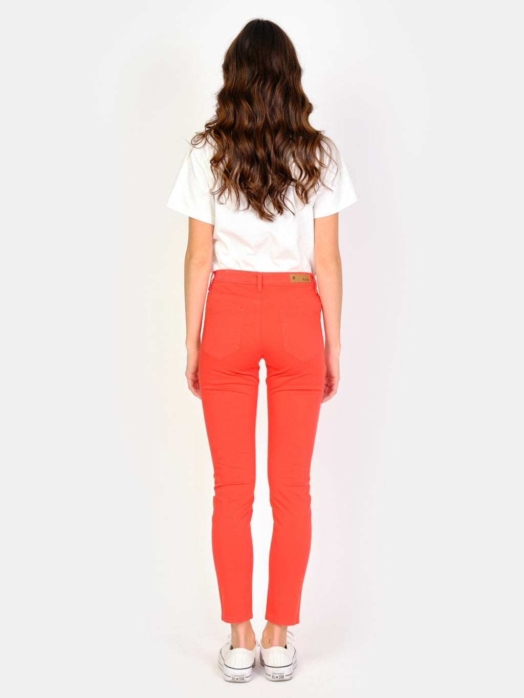 Pantalon chino rouge SHARONE femme, RED, taille 25, porté par Amanda (1m76) – photo 4