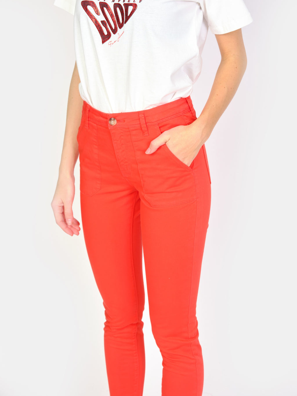 Pantalon chino rouge SHARONE femme, RED, taille 25, porté par Amanda (1m76) – photo 5