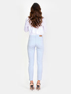Pantalon chino bleu ciel SHARONE femme, SKY BLUE, taille 25, porté par Amanda (1m76) – photo 4