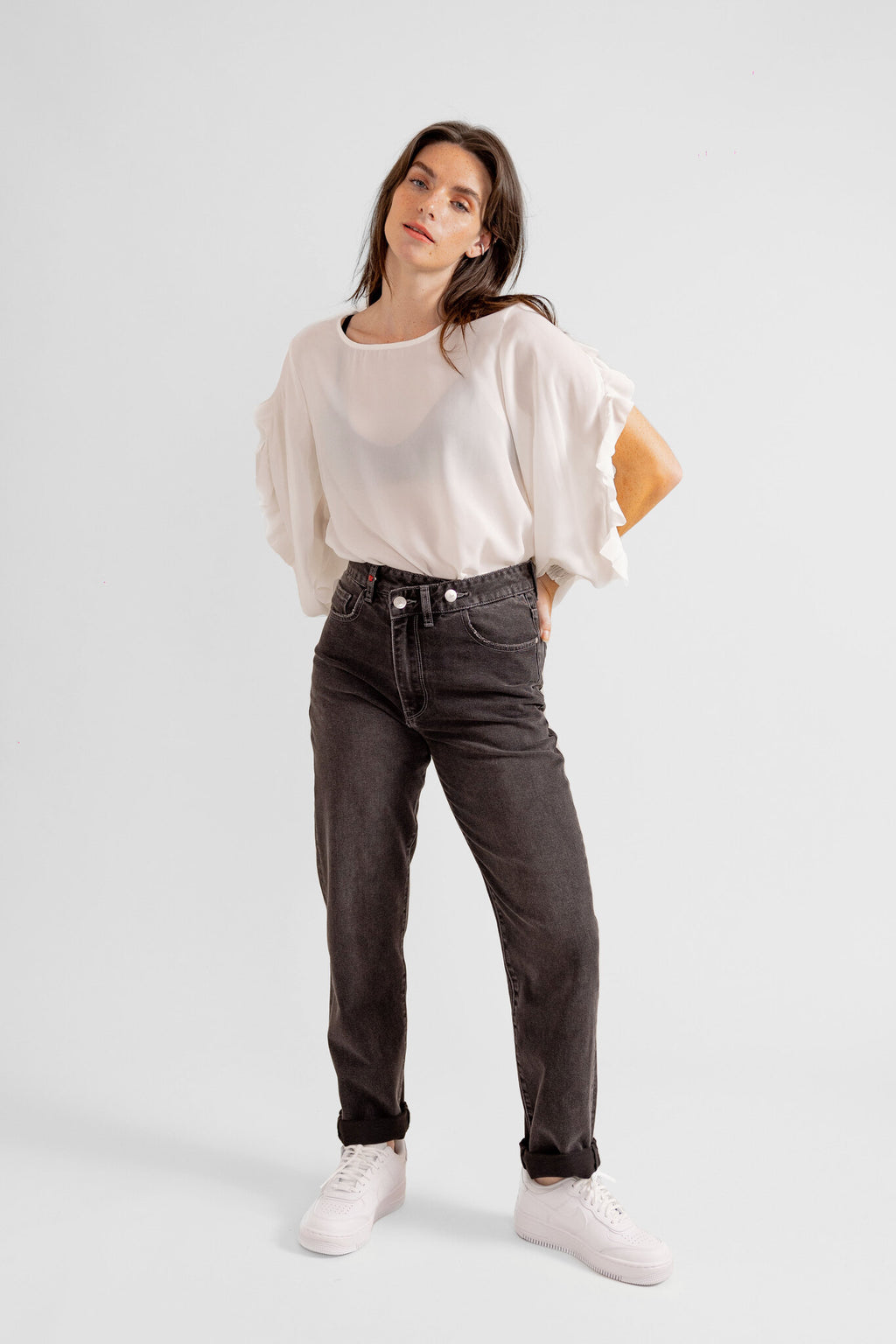 Jean balloon noir LAUREN femme, BLACK, taille 26, porté par Eden (1m70) – photo 2