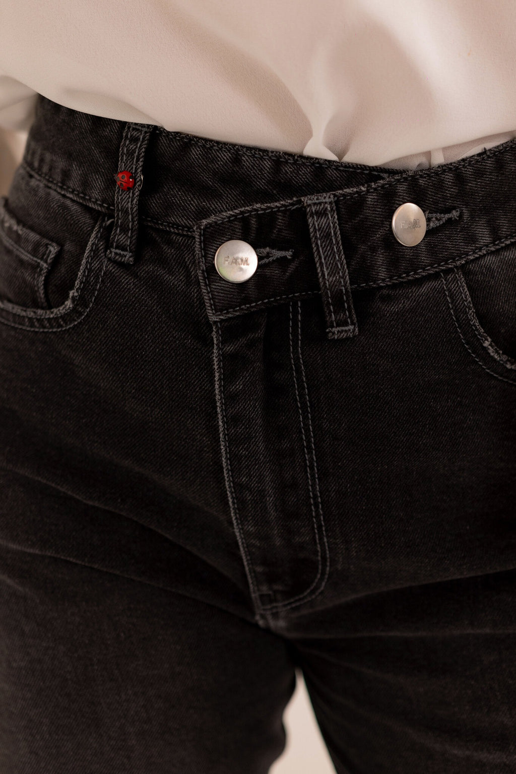 Jean balloon noir LAUREN femme, BLACK, taille 26, porté par Eden (1m70) – photo 6