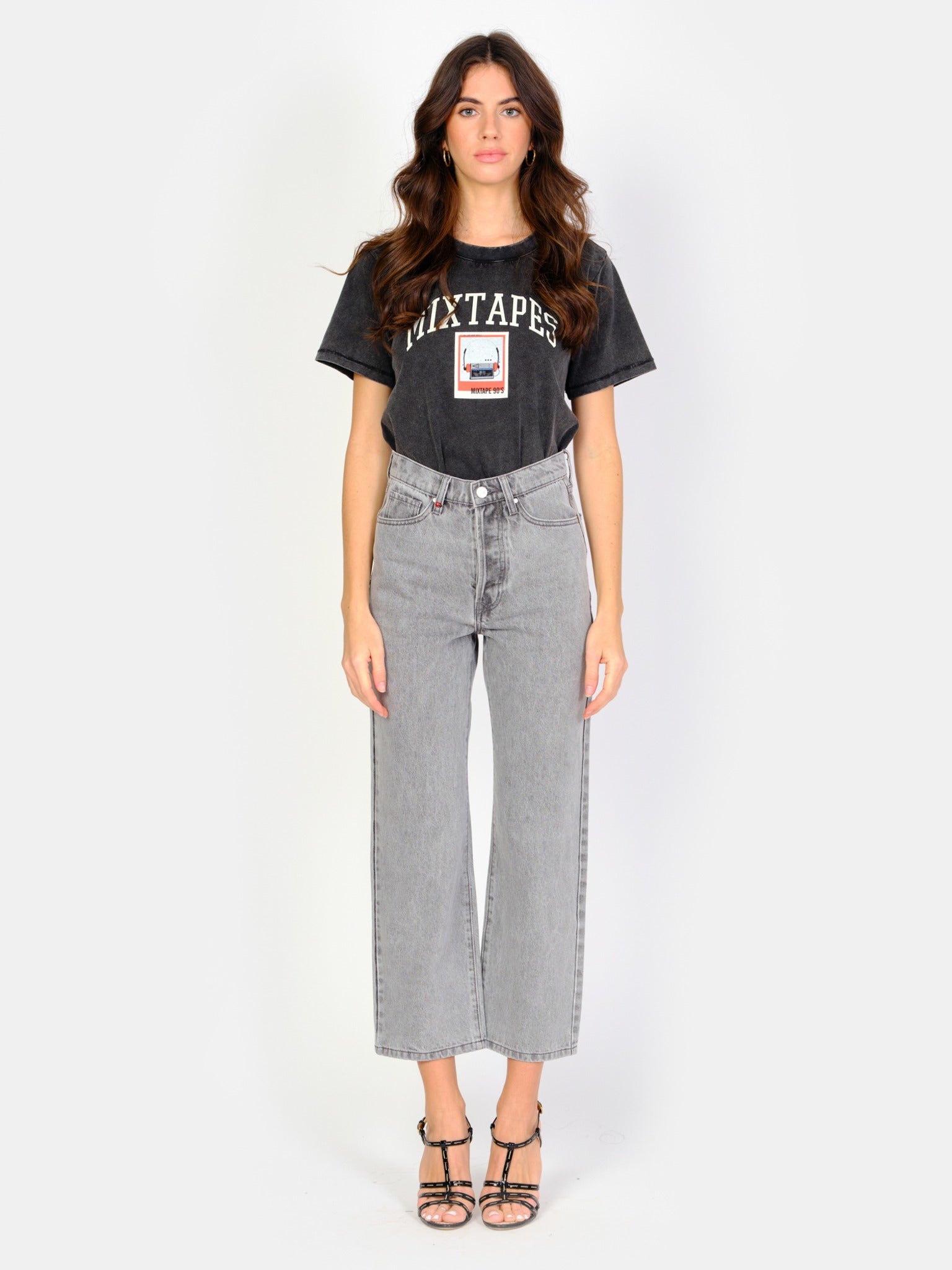 Jean droit court gris neigé POLA femme, ICE GREY, taille 25, porté par Amanda (1m76) – photo 2