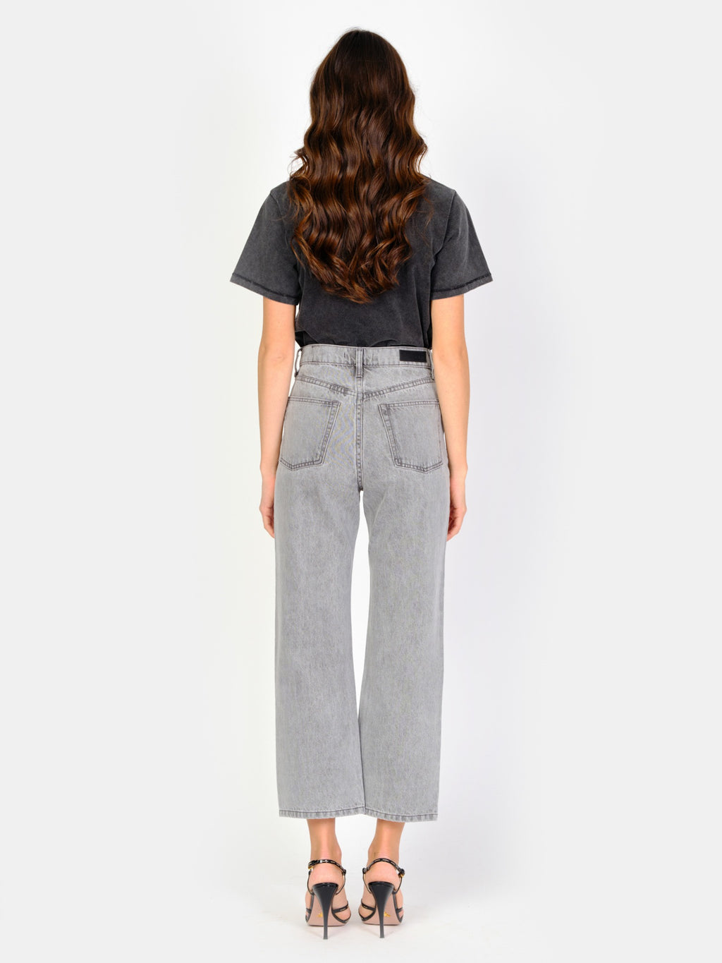 Jean droit court gris neigé POLA femme, ICE GREY, taille 25, porté par Amanda (1m76) – photo 4