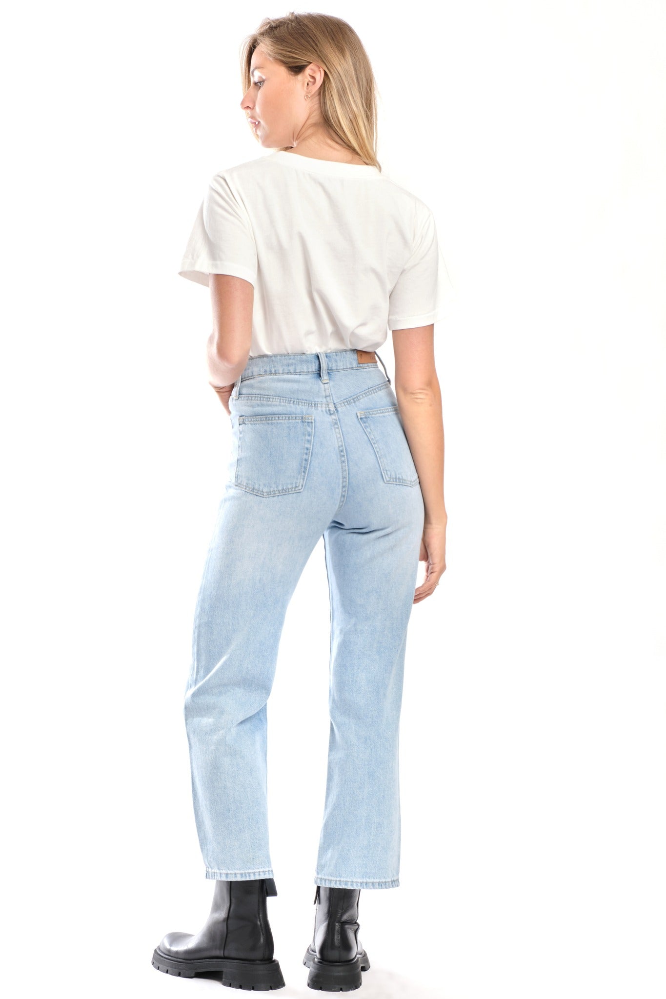 Jean droit court bleu clair POLA femme, LIGHT BLUE, taille 26, porté par Clara (1m71) – photo 4