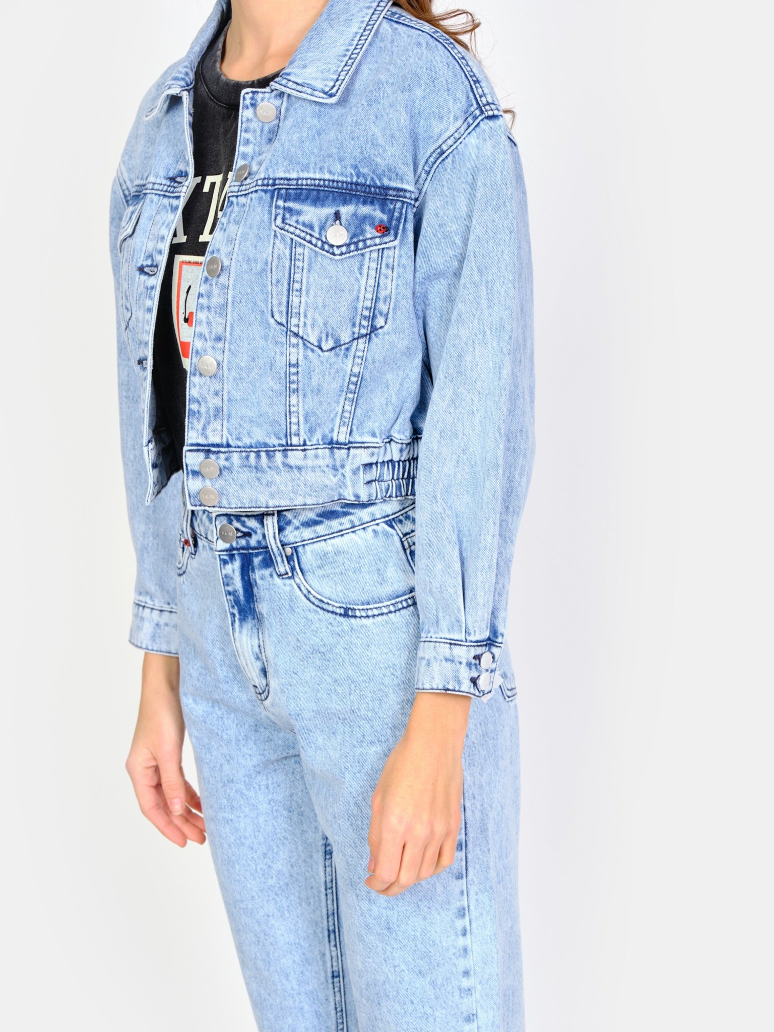 Veste courte en jean bleu neigé VANESSA femme, ICE BLUE, taille XS, porté par Amanda (1m76) – photo 4