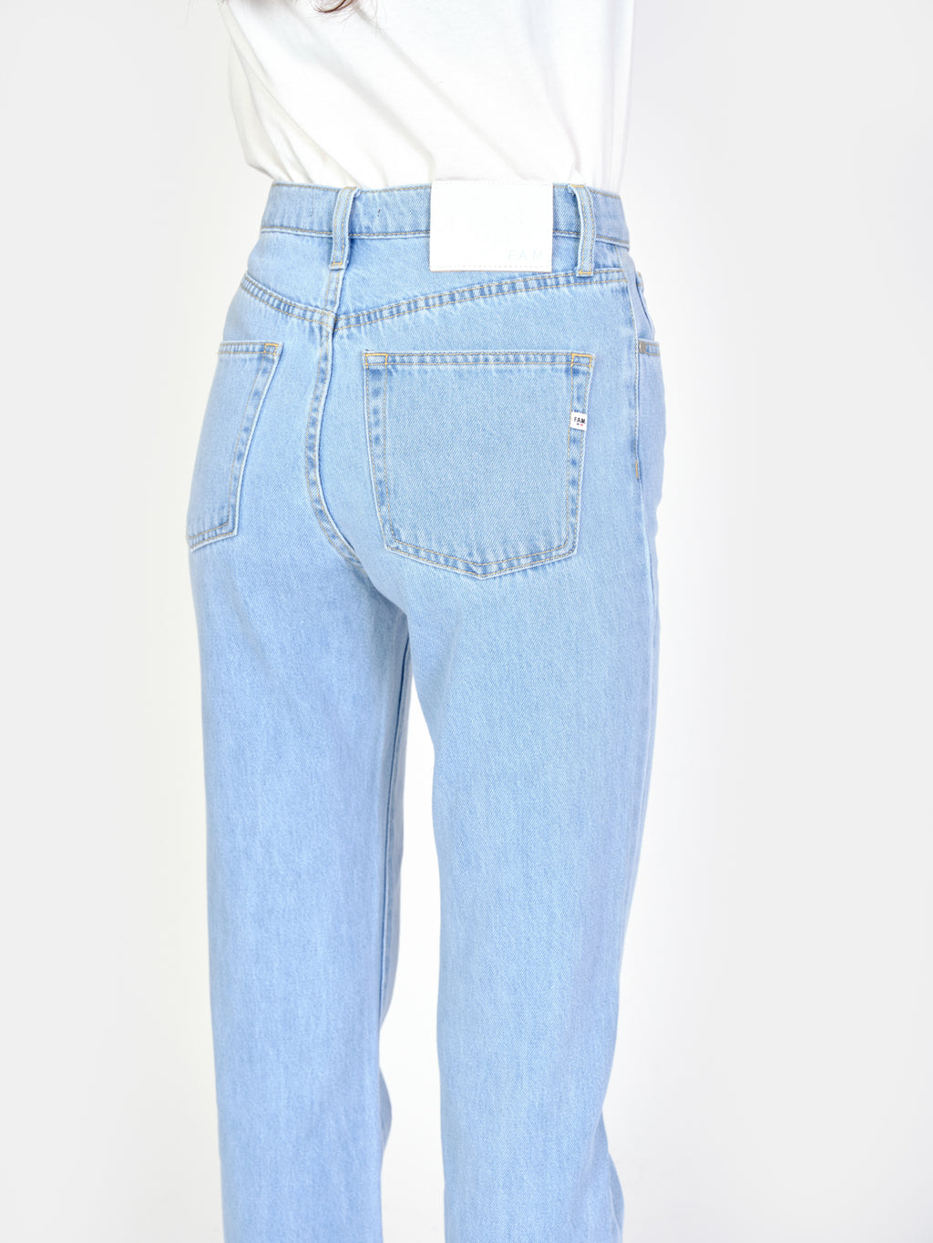 Jean droit bleu taille mi-haute PAOLI femme, LIGHT BLUE, taille 25, porté par Amanda (1m76) – photo 5