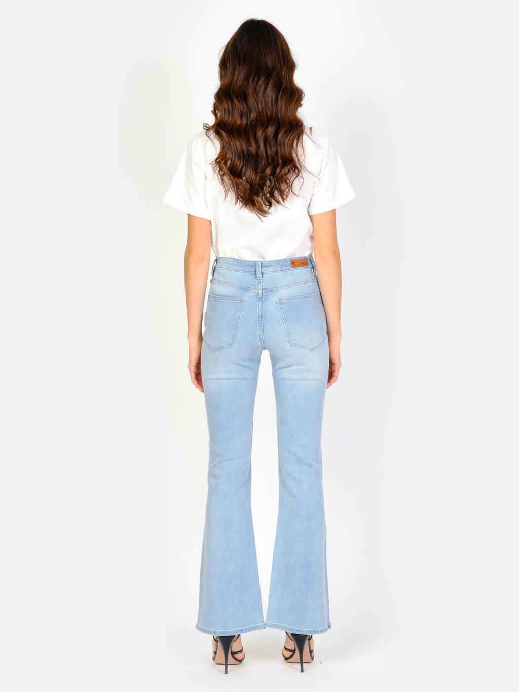 Jean évasé bleu clair BECKY femme, LIGHT BLUE, taille 25, porté par Amanda (1m76) – photo 4
