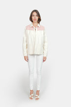 Veste en jean légère bi-color écru et rose VIVIAN femme, GREIGE/PINK, taille XS, porté par Claire (1m76) – photo 2