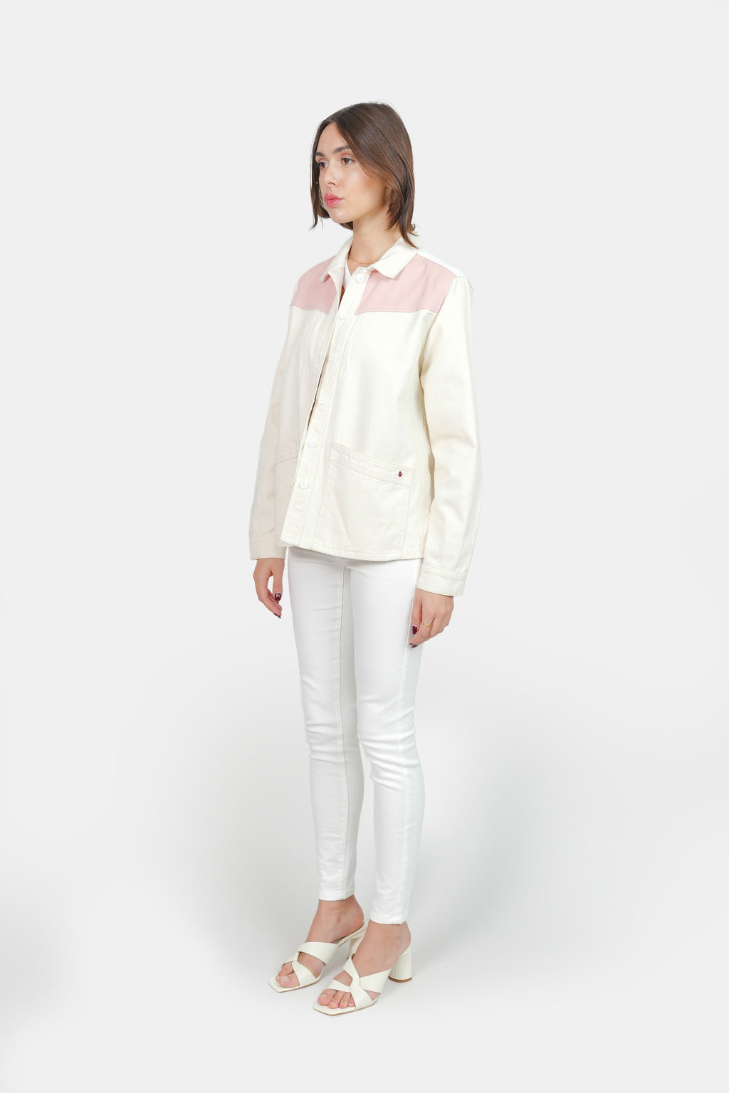 Veste en jean légère bi-color écru et rose VIVIAN femme, GREIGE/PINK, taille XS, porté par Claire (1m76) – photo 3