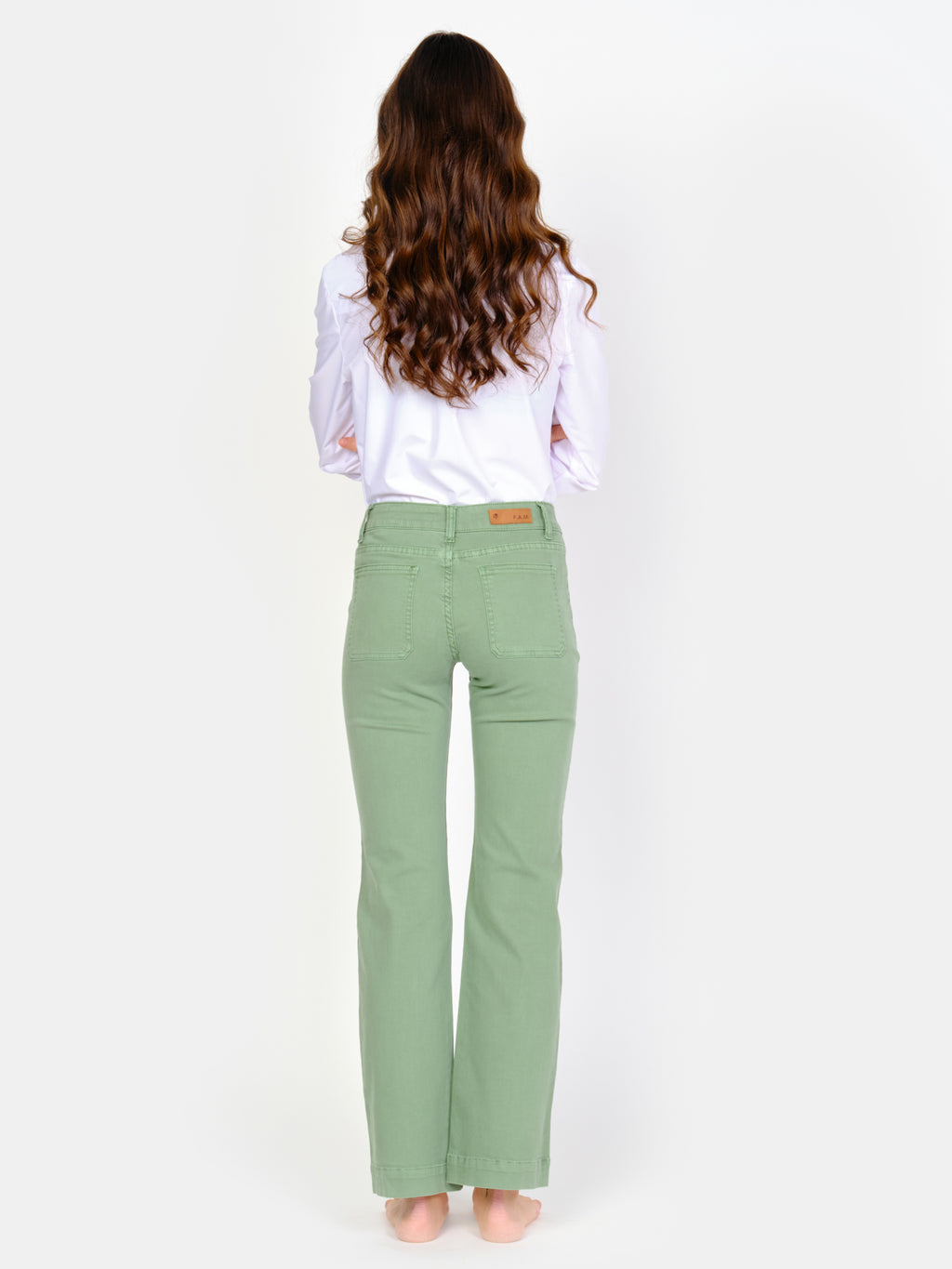 Jean bootcut BELLA vert femme, OLIVE, taille 25, porté par Amanda (1m76) – photo 4