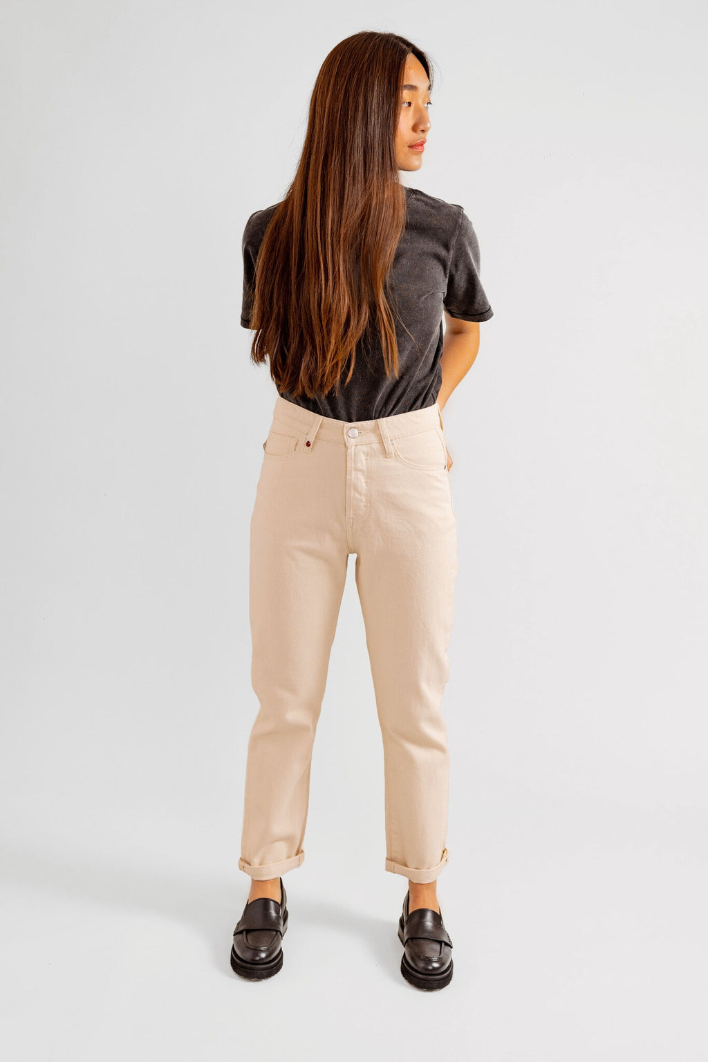 Jean mom écru PATRICIA MFN femme, GREIGE, taille 25, porté par Pauline (1m65) – photo 2