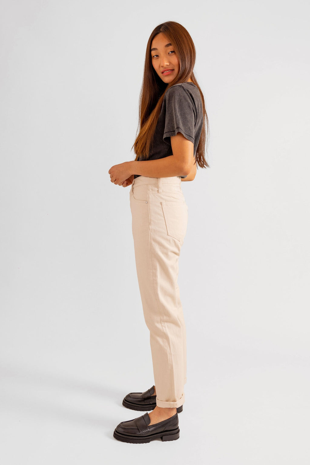 Jean mom écru PATRICIA MFN femme, GREIGE, taille 25, porté par Pauline (1m65) – photo 3