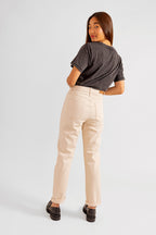 Jean mom écru PATRICIA MFN femme, GREIGE, taille 25, porté par Pauline (1m65) – photo 4